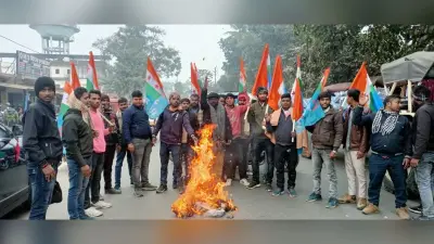 एनएसयूआइ ने आरएसएस प्रमुख का फूंका पुतला