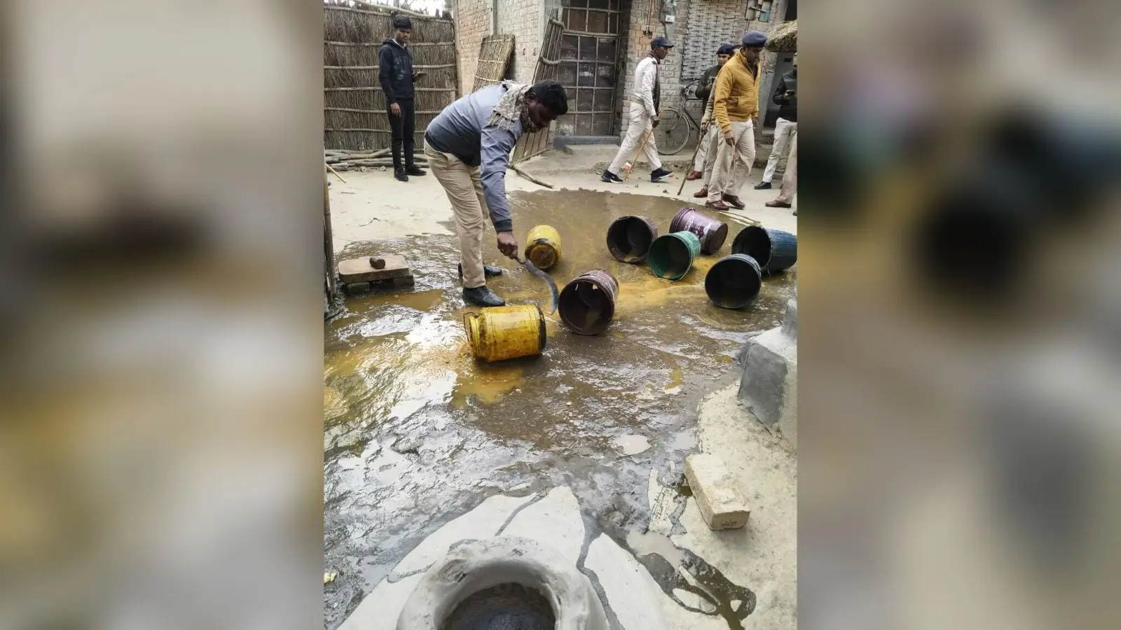 उत्पाद ए जिला पुलिस की संयुक्त छापेमारी में 8500 किलोग्राम जावा महुआ बरामद