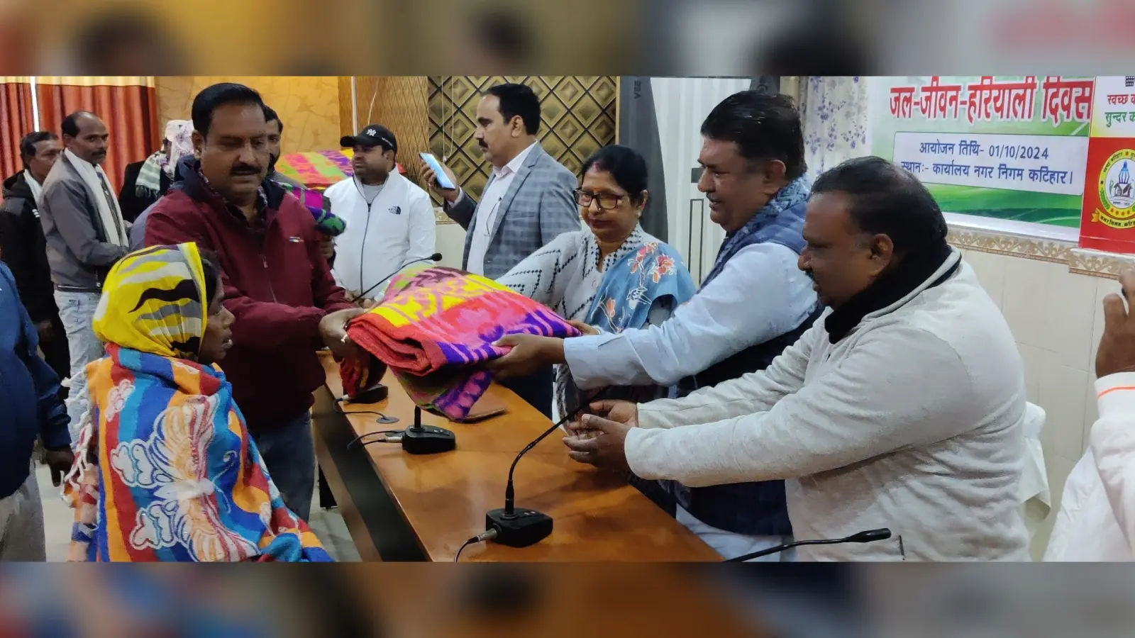 सफाई कर्मियों के बीच किया गया कंबल का वितरण