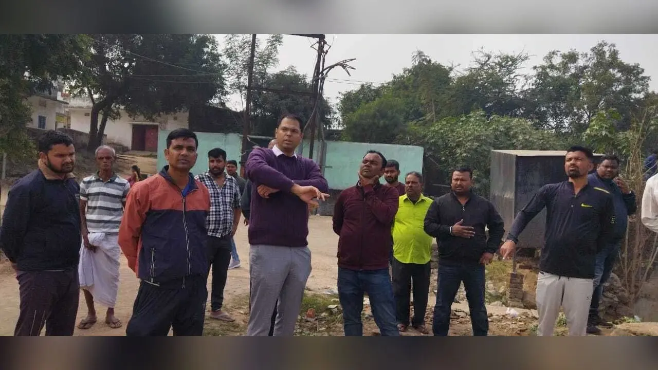 Jamshedpur News : प्रभात इम्पैक्ट : बीडीओ ने बागबेड़ा कॉलोनी का किया दौरा, समस्याओं पर की चर्चा