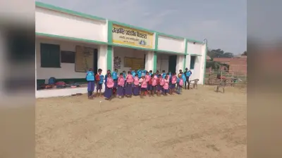 स्कूली बच्चों के बीच बैग का किया गया वितरण