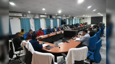 19 जनवरी को 18 केंद्रों पर सात हजार अभ्यर्थी बहाली परीक्षा में होंगे शामिलचौकीदार व एनएचएम स्वास्थ्य विभाग की नियुक्ति की तैयारी पूरीसंवाददाता, साहिबगंजचौकीदार व एनएचएम स्वास्थ्य विभाग की नियुक्ति को लेकर जिला स्तरीय प्रतियोगिता परीक्षा 19 जनवरी 2025 रविवार को प्रथम पाली में जिला मुख्यालय के 18 केंद्रों पर होगी. पहली पाली में एनएचएम के तहत संत जेवियर्स स्कूल (हिंदी) में एक ही केंद्र बनाया गया है. जहां सुबह 11 बजे से 1 बजे तक सामान्य ज्ञान व सामान्य विज्ञान की परीक्षा होगी. जबकि 17 केंद्रों पर चौकीदार बहाली की परीक्षा प्रथम पाली में सुबह 11 से 12:30 तक सामान्य ज्ञान व भाषा ज्ञान की परीक्षा कडी सुरक्षा व्यवस्था के बीच होगी. डीसी हेमंत सती ने बताया कि 18 केन्द्र में लगभग सात हजार परीक्षार्थी परीक्षा देंगे. परीक्षा के लिये केन्द्र कोड 10 एनएचएम के लिये 11 से 27 तक चौकीदार के लिये रखा गया है.साहिबगंज केंद्रकेंद्र कोड- परीक्षा केंद्र का नाम- विद्यार्थी की संख्या10- संत जेवियर्स स्कूल, हिंदी, साहिबगंज- 50011- रेलवे उच्च विद्याल साहिबगंज – 40012- केन्द्रीय विद्यालय साहिबगंज – 20013- मुख्यमंत्री उत्कृष्ट बालिका विद्यालय पोखरिया, साहिबगंज- 40014- उत्क्रमित नगरपालिका कन्या उच्च विद्यालय साहिबगंज- 25015- जवाहर नवोदय विद्यालय साहिबगंज – 32016- संध्या इंटर विद्यालय साहिबगंज – 50017- प्रोभिडेंस स्कूल साहिबगंज – 50018- संत जेवियर्स स्कूल अंग्रेजी साहिबगंज – 81019- राजस्थान इंटर विद्यालय साहिबगंज- 30020- पोलिटेक्निक कॉलेज साहिबगंज – 48021- पब्लिक उच्च विद्यालय साहिबगंज- 34022 – उत्क्रमित मध्य विद्यालय बडा पंचगढ बोरियो – 30023- साहिबगंज महाविद्यालय साहिबगंज- 50024- उत्क्रमित उच्च विद्यालय सोतीचौकी पांगढो बोरियो- 36025- प्लस टू उच्च विद्यालय कोदरजन्ना साहिबगंज- 40026- उत्क्रमित उच्च विद्यालय पुलिस लाइन बोरियो साहिबगंज- 24027- संत जोसेफ स्कूल साहिबगंज – 200कुल अभ्यर्थी- 7000सभी केंद्रों के लिए पदाधिकारी-दंडाधिकारी व पुलिस बल प्रतिनियुक्तसाहिबगंज. सभी केंद्रों पर एक पुलिस पदाधिकारी, चार पुलिस सशस्त्र बल व दो महिला बल के अलावे दंडाधिकारी की प्रतिनियुक्ति की गयी है. साथ ही सभी केंद्र के लिए गश्ती दल दंडाधिकारी की प्रतिनियुक्ति की गयी है. बताया गया कि डीएसओ झुन्नू कुमार मिश्रा, जिला भू-अर्जन पदाधिकारी छूटेश्वर कुमार दास, डीटीओ मिथिलेश चौधरी, डीपीआरएम अनिल कुमार की नियुक्ति की गयी है. एसडीओ व एसडीपीओ को सभी केंद्रों पर शांति व विधि-व्यवस्था की जिम्मेवारी दी गयी है. नियंत्रण कक्ष का नंबर 9631155933, 9006963963 उपलब्ध रहेगा. वरीय प्रभार में एसी गौतम भगत व सहयोगी पदाधिकारी में श्रम अधीक्षक धीरेंद्र नाथ महतो रहेंगे.परीक्षा केन्द्रों पर बनेगा हेल्प डेस्कसाहिबगंज – सभी 18 केन्द्रों पर हेल्पडेस्क का गठन किया गया है. कोई भी परीक्षार्थी मोबाइल इलेक्ट्रोनिक समान अंदर लेकर नहीं ले जा सकते है. नकल करने या प्रश्न-पत्र सह उत्तर पुस्तिका लेकर भाग जाने पर प्राथिक दर्ज कानूनी कार्रवाई की जायेगी.परीक्षार्थी एनआईसी के वेवसाईट से डाउनलोड करे एडमिट कार्डसाहिबगंज – चौकीदार व एनएचएम स्वास्थ्य विभाग की नियुक्ति को लेकर एनआईसी के वेवसाईट में लाेड कर दिया गया है डाउनलोड कर एडमिट कार्ड निकाल सकते है. फोटो चिपकाकर परीक्षा केन्द्र में आयेगे.डीसी हेमंत सती की अध्यक्षता में चौकीदार परीक्षा की तैयारियां पर समीक्षा बैठक आयोजितफोटो नं 16 एसबीजी 52 हैकैप्सन – गुरूवार को बैठक करते डीसीसंवाददातासाहिबगंज – 19 जनवरी 2025 को आयोजित होने वाली जिला चौकीदार परीक्षा को लेकर समाहरणालय सभागार में डीसी हेमंत सती की अध्यक्षता में एक अहम समीक्षा बैठक संपन्न हुई. बैठक में परीक्षा को निष्पक्ष, पारदर्शी और व्यवस्थित रूप से संपन्न कराने के लिए व्यापक रणनीति तैयार की गई. डीसी ने विभिन्न विभागों के पदाधिकारी को उनके दायित्वों की जानकारी दी और सभी को निर्देश दिया कि परीक्षा की प्रक्रिया में किसी भी प्रकार की लापरवाही बर्दाश्त नहीं की जाएगी.बैठक के दौरान डीसी ने परीक्षा