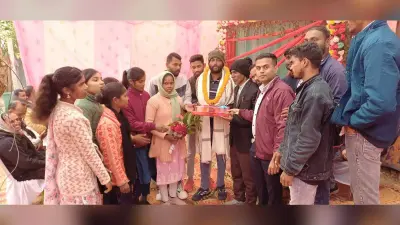 बीएसएफ में चयन पर छात्र काे किया गया सम्मानित