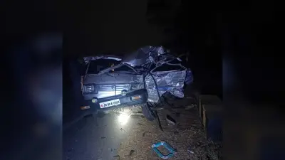 Giridih News :मेले में आइसक्रीम बेचकर लौट रहे तीन लोगों की सड़क हादसे में मौत, एक घायल