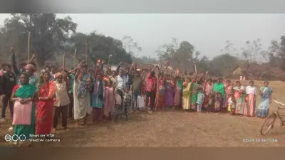 Chaibasa News : सीमांकन को पहुंचे अमीन को ग्रामीणों ने बनाया बंधक, खाते से छेड़छाड़ का आरोप