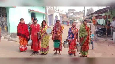 Seraikela News : राजनगर के हेंसल में 15 दिनों से जलापूर्ति ठप, डेढ़ किमी दूर से पानी ला रहीं महिलाएं