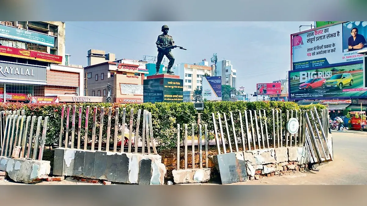 Ranchi news : 15 दिनों से उखड़ी टाइल्स व टूटी रेलिंग के बीच खड़ी है परमवीर अलबर्ट एक्का की प्रतिमा