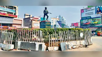 Ranchi news : 15 दिनों से उखड़ी टाइल्स व टूटी रेलिंग के बीच खड़ी है परमवीर अलबर्ट एक्का की प्रतिमा