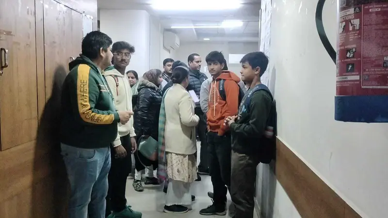 कोचिंग संस्थान बंद, परिजनों का हंगामा