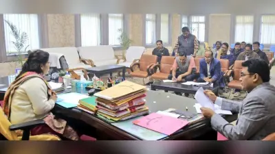 Bokaro News : काम में सुस्ती पर डीसी ने भू-अर्जन पदाधिकारी की लगायी क्लास