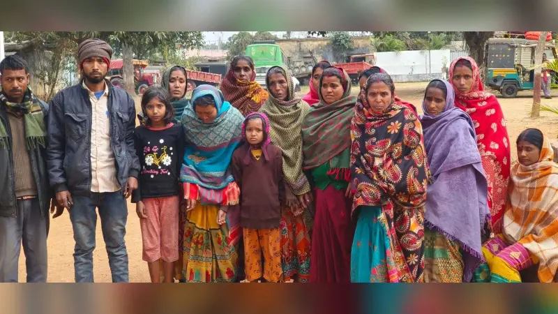 आगे के निकलने के चक्कर में ट्रक के पिछले चक्के के नीचे दबा बाइक चालक, मौत