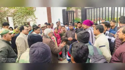 पगार में कटौती पर पूर्णिया विवि में आउटसोर्सिंग कर्मियों ने किया हंगामा