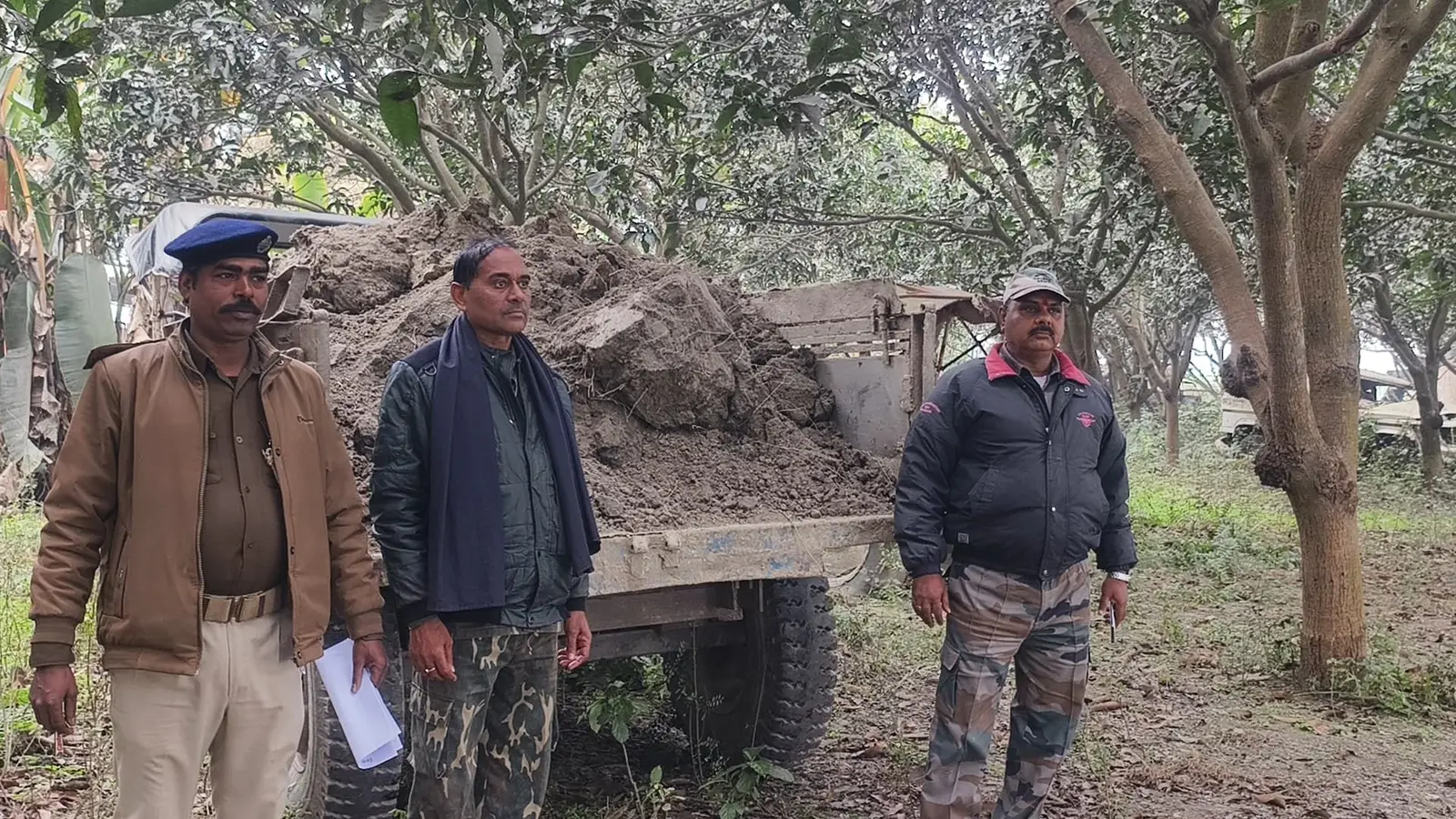 मिट्टी लदा ट्रैक्टर को खनन निरीक्षक ने किया जब्त