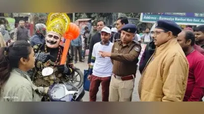 हेलमेट की अनिवार्यता को लेकर ट्रैफिक पुलिस ने लोगों के बीच जागरूकता फैलायी