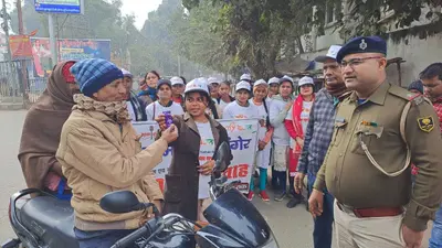 सड़क सुरक्षा माह : कहीं यातायात नियम तोड़ने वालों को दिया गया चॉकलेट, तो कहीं दिलायी गयी शपथ