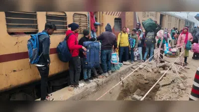 निर्माण कार्य के कारण यात्रियों को ट्रेन से उतरने चढ़ने में हो रही परेशानी