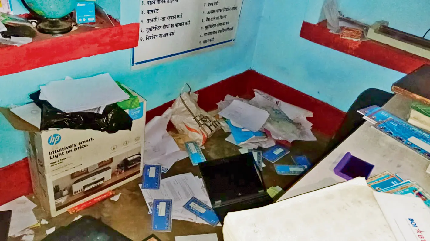 Gaya News : सीएसपी से 1.50 लाख रुपये नकद उड़ाये, जाते-जाते की तोड़फोड़