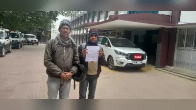 धान बिक्री की मुहर युक्त पक्की रसीद नहीं मिलने पर किसानों ने डीएम से लगायी गुहार