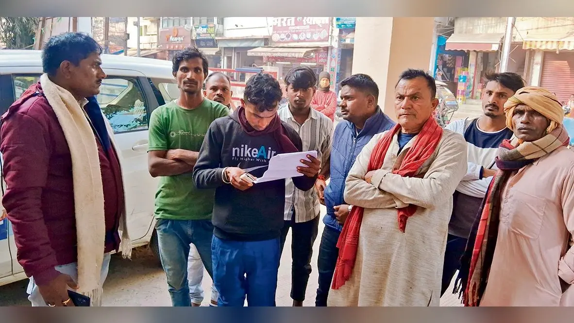 Gopalganj News : वी-मार्ट की छत पर मिले शव की हुई पहचान, ब्यूटी पार्लर की संचालिका पर हत्या का आरोप, थाने पहुंचे परिजन
