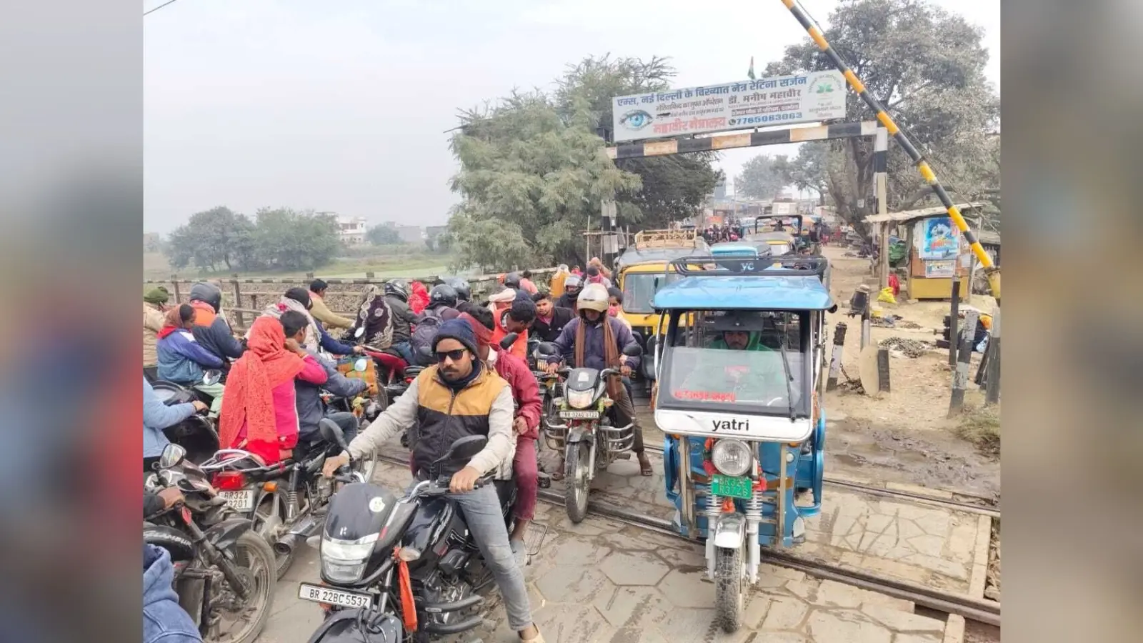 Madhubani News : 13 नंबर गुमटी पर रोजाना 40 बार गिरता बैरियर, दस घंटे तक रहता है जाम