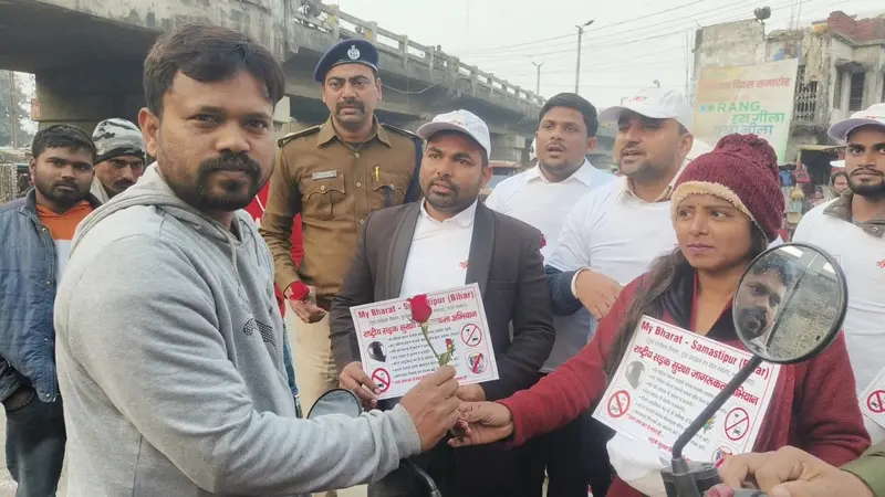 गुलाब के फूल से सड़क सुरक्षा का संदेश, वाहन चालकों को ट्रैफिक नियम का पढ़ाया पाठ