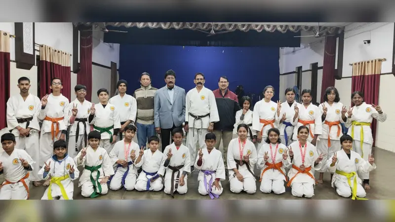Karate : कराटे ट्रेनिंग व कलर बेल्ट्स ग्रेडेशन में 35 कराटेकारों ने हिस्सा लिया