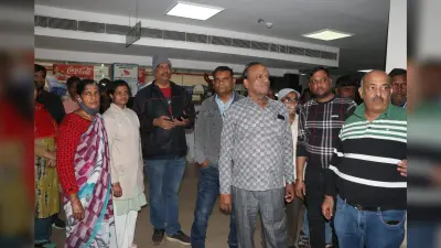 Dhanbad News : कैंसर के मरीज को दवा देने में देर हुई, तो परिजनों ने किया हंगामा