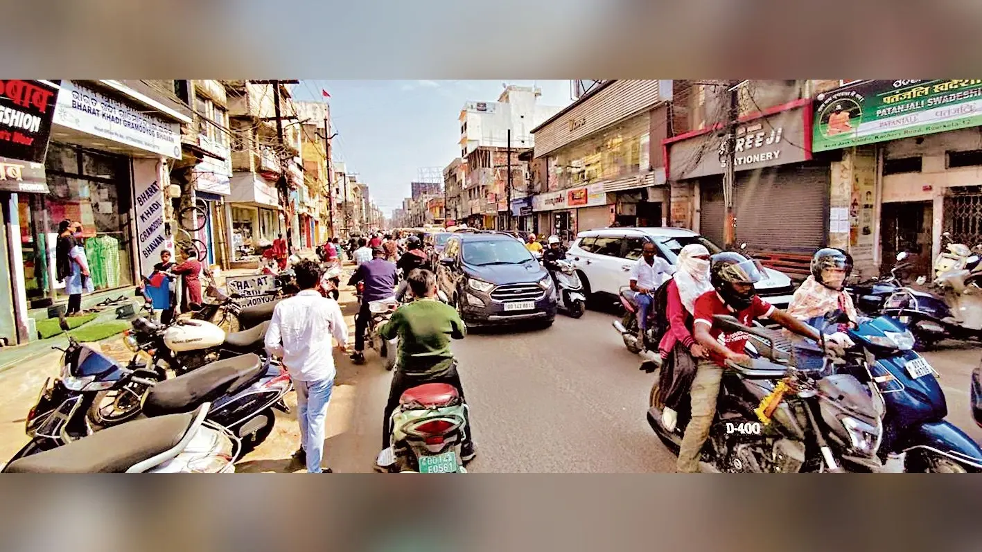 राउरकेला मेन राेड में लाल बिल्डिंग चौक से बिरसा डाहर रोड तक लगा जाम, रेंगते रहे वाहन