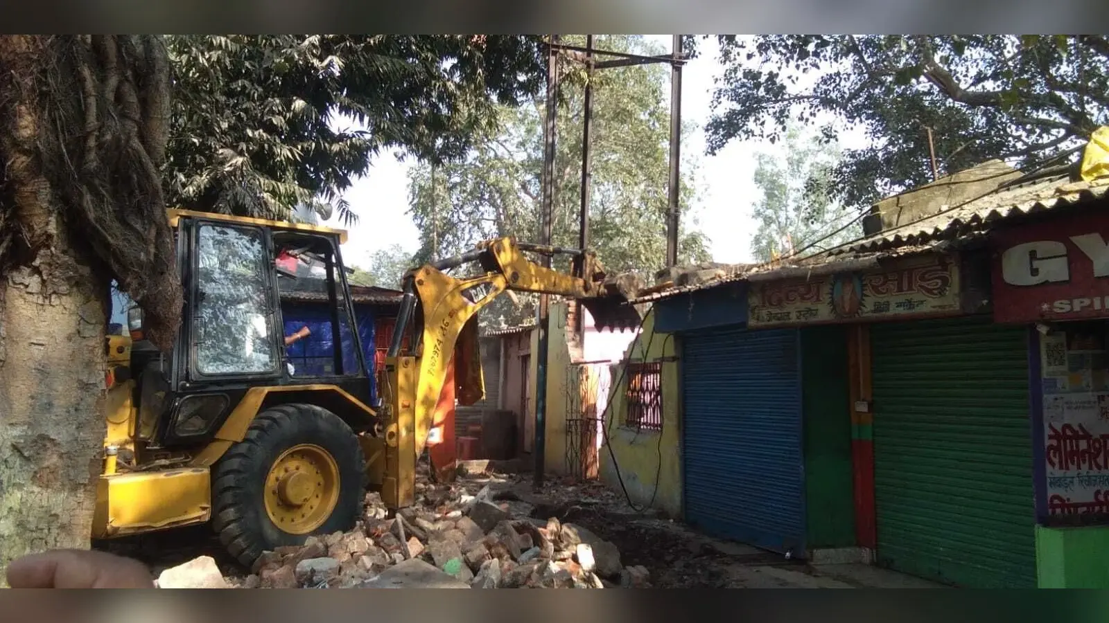 Chaibasa News : पहले दिन पोकलेन से 6 दुकानें तोड़ीं, टूटे स्थल पर रेलवे बनायेगी पार्किंग