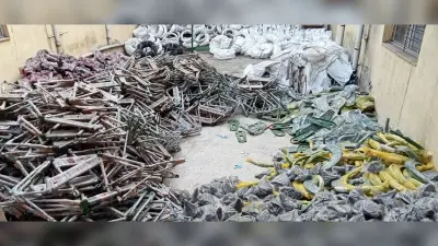 East Singhbhum News : तीन माह से खुले आसमान में सड़ रहे हैं 600 साइकिलों के पार्ट्स
