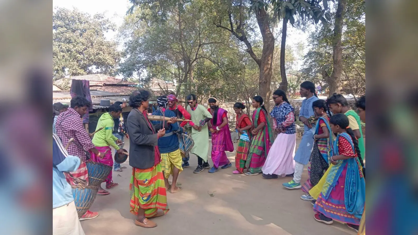 East Singhbhum news : लड़कियों के वेश में गांवों में पारंपरिक नृत्य कर रहे युवा