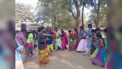 East Singhbhum news : लड़कियों के वेश में गांवों में पारंपरिक नृत्य कर रहे युवा