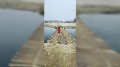 अवैध बालू उठाव के लिए कोसी नदी पर खनन माफिया ने बना दिया लोहे का चचरी पुल