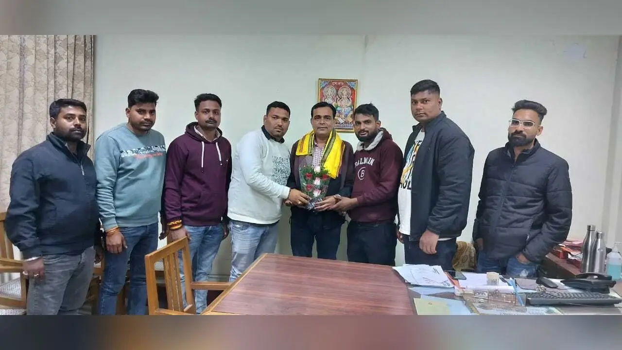 Jamshedpur news. असंगठित कामगार यूनियन ने किया नितेश राज को सम्मानित