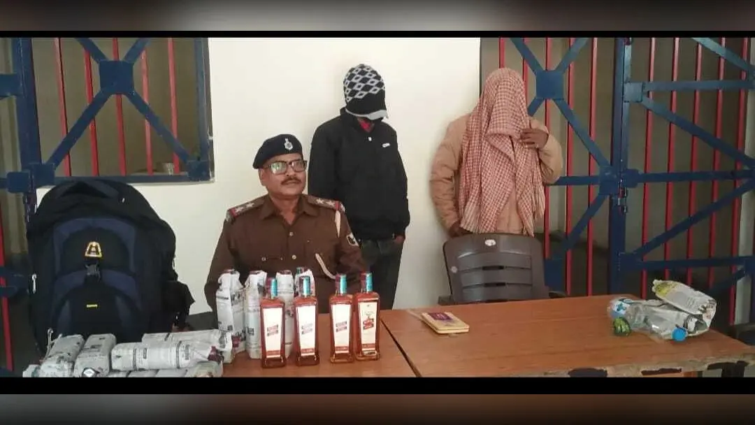 सात लीटर शराब के साथ दो तस्कर गिरफ्तार