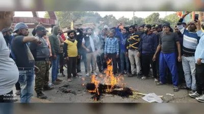 पीट लाइन सफाई कर्मियों ने मांगों के समर्थन में ठेकेदार किंग ग्रुप के मालिक का पुतला फूंका
