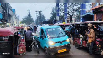 स्टेशन के दोनों मुख्य गेट पर बना ई-रिक्शा का अनाधिकृत स्टैंड, यात्री परेशान