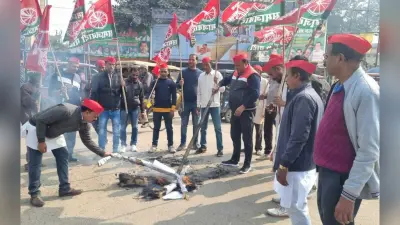 रेल कारखाना के मुद्दे को लेकर सपा ने फूंका रेलमंत्री व जीएम का पुतला