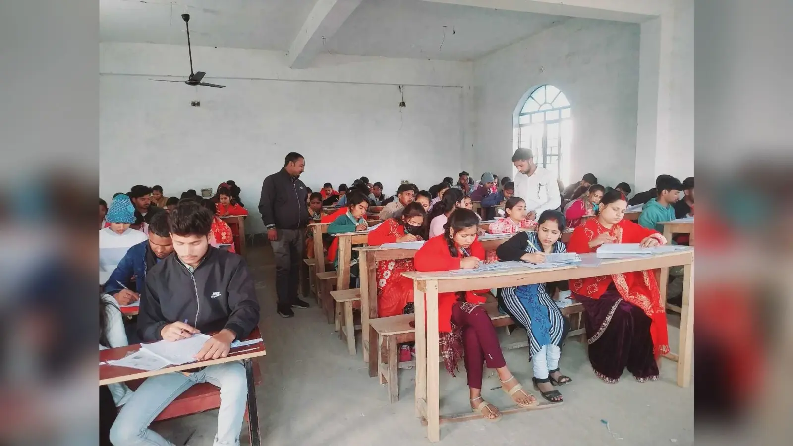 Jamui news : प्रथम पाली में 176 जबकि द्वितीय पाली में 566 परीक्षार्थी हुए शामिल