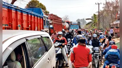 Chhapra News : बालू लदे ट्रकों के आवाजाही से डोरीगंज में लगा जाम, फंसे रहे लोग