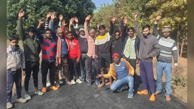 सड़क मरम्मत कार्य में अनियमितता पर भड़के ग्रामीणों ने किया प्रदर्शन