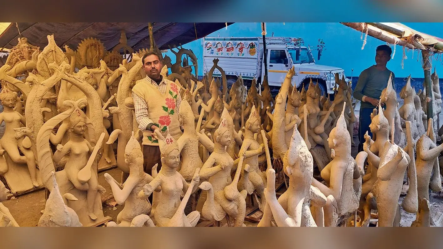 Chhapra News : तरैया में सरस्वती पूजा को लेकर प्रतिमा बनाने में जुटे मूर्तिकार