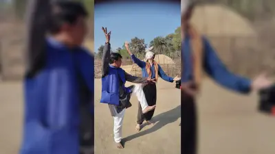 Saraikela News: सरायकेला शैली के छऊ नृत्य पर डाक्यूमेंट्री बना रहे फ्रांस के दंपती