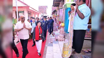 Bhubaneswar News: सिंगापुर के राष्ट्रपति पत्नी के साथ पुरी के शिल्पग्राम पहुंचे, पट्टचित्र कला की बारीकियां जानी