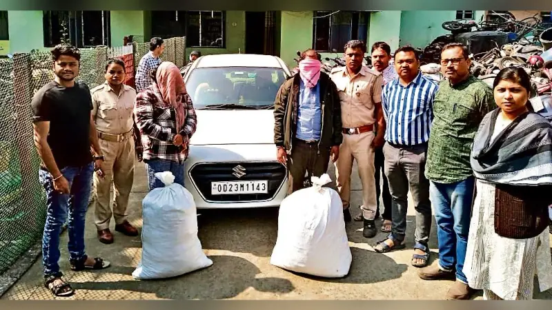 Rourkela News: राउरकेला स्टेशन के पास 38 किलो गांजा के साथ एक महिला समेत दो तस्कर गिरफ्तार