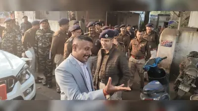 Dhanbad News : बमबाजी व फायरिंग मामले में सांसद सीपी चौधरी के समर्थकों की गिरफ्तारी को पुलिस रेस