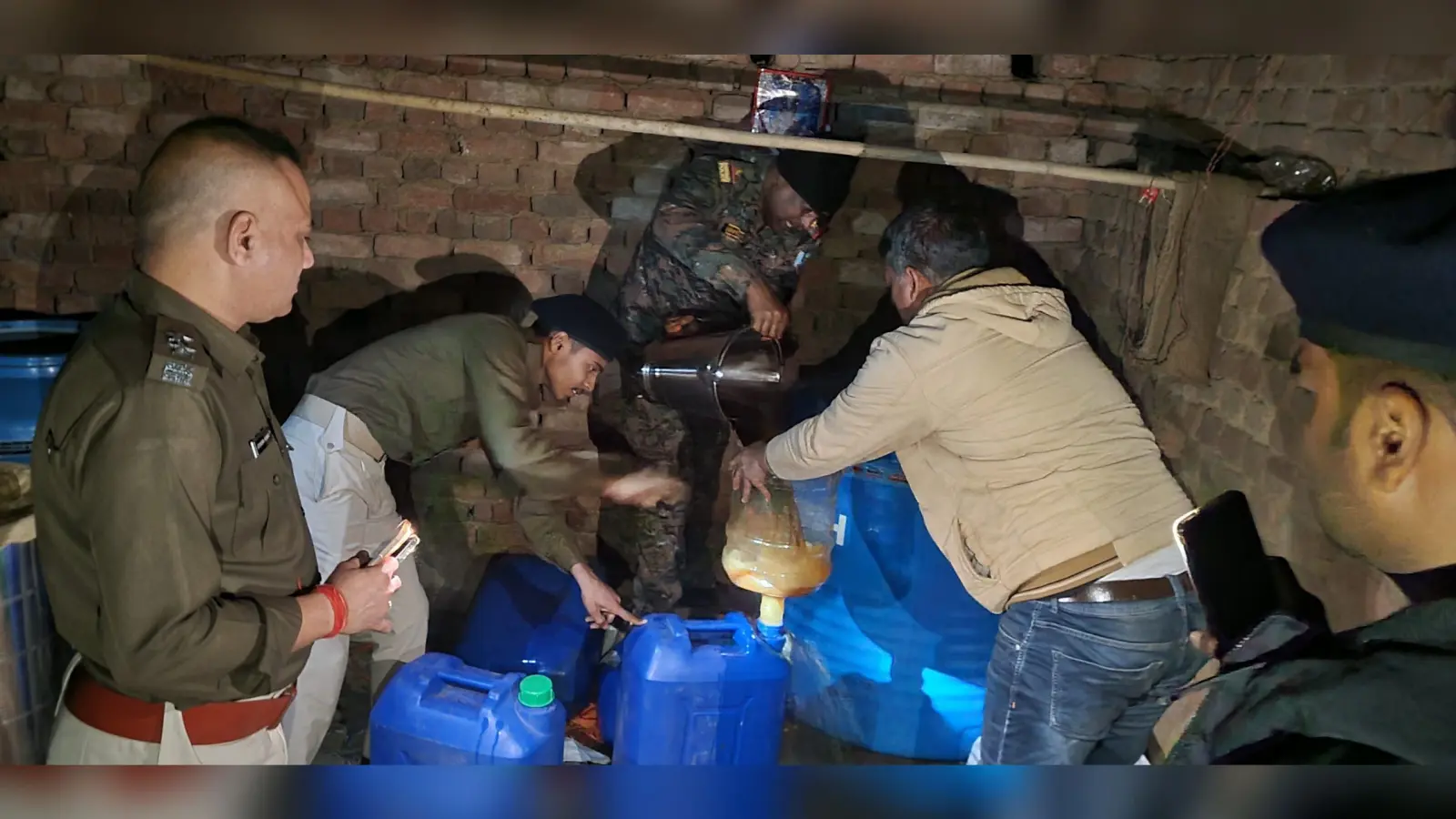 Dhanbad News: राजगंज में नकली शराब फैक्ट्री का भंडाफोड़, 20 लाख की शराब जब्त