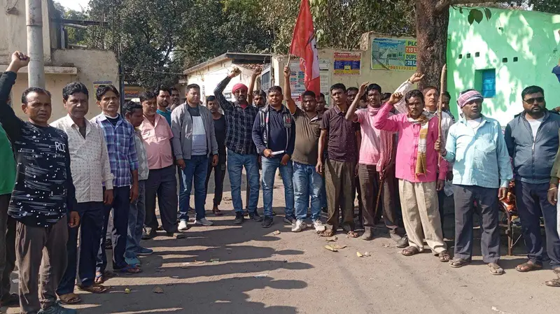 Dhanbad News: बकाये वेतन को लेकर मजदूरों ने किया प्रदर्शन