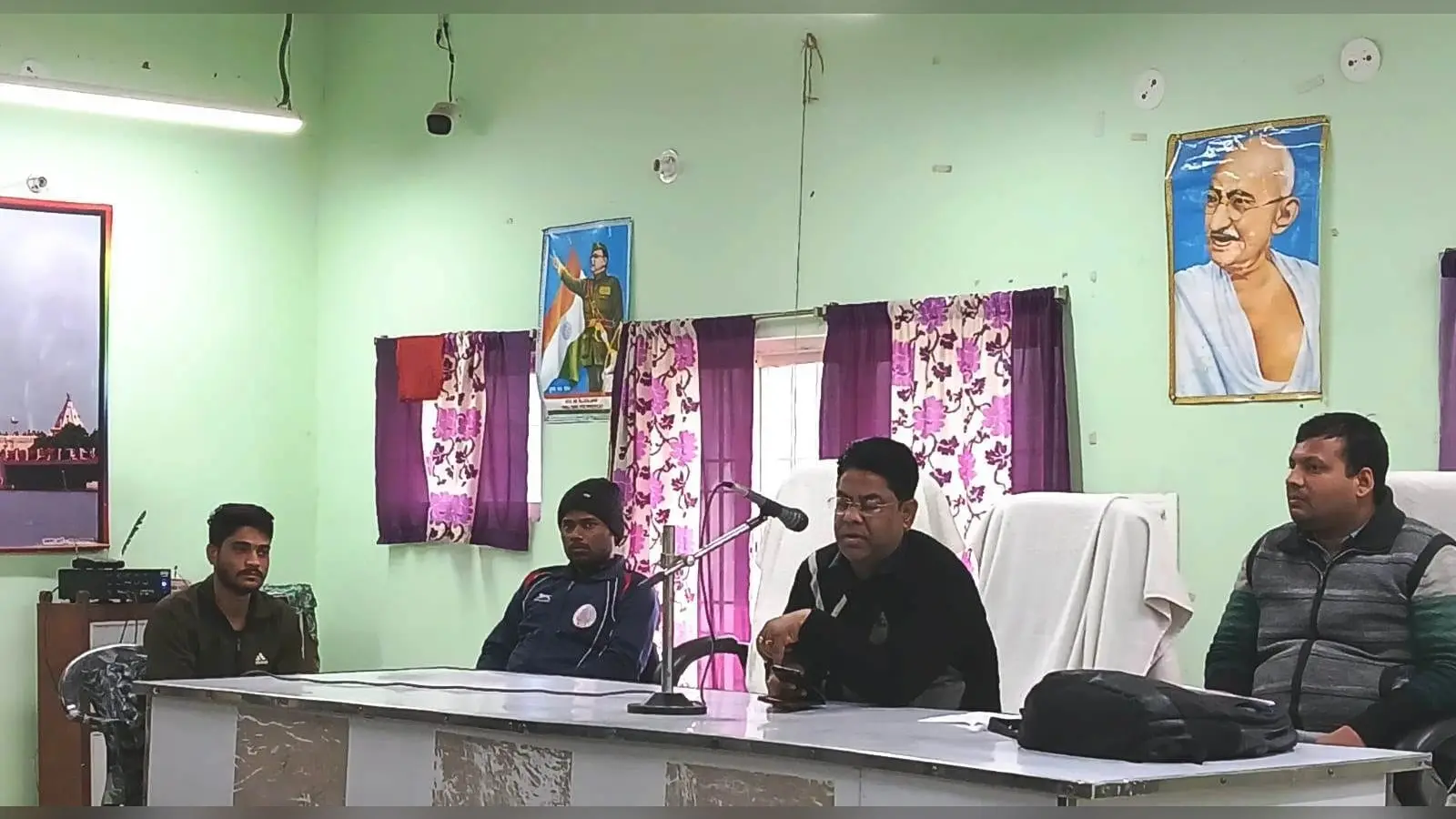 Bhagalpur news बैठक में अनुपस्थित स्कूल प्रधानों पर होगी कार्रवाई