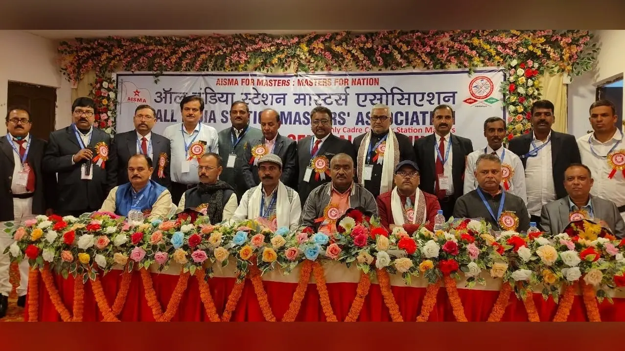 Bokaro News : ट्रेनों के परिचालन में स्टेशन मास्टर की भूमिका अहम : प्रमोद